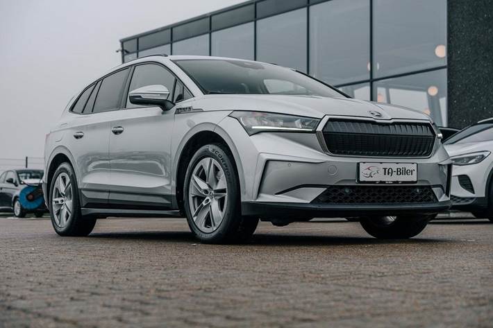 Sølv Skoda Enyaq fra 2022 set udefra