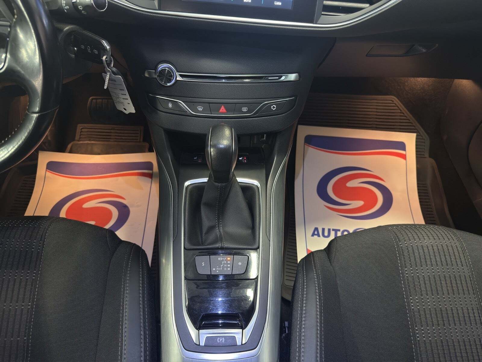 Blå Peugeot 308 fra 2017