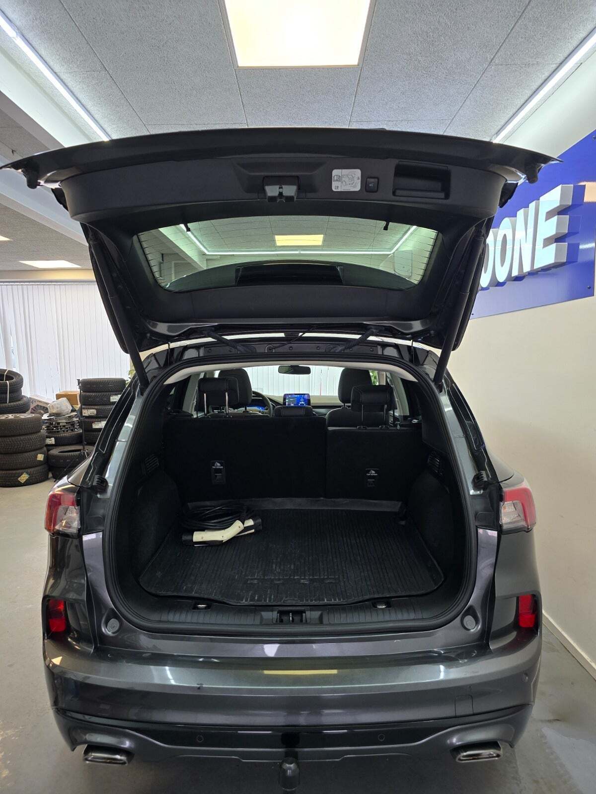 Grå Ford Kuga fra 2021