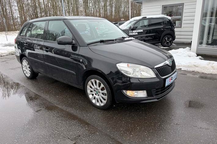 Sort Skoda Fabia fra 2013 set udefra