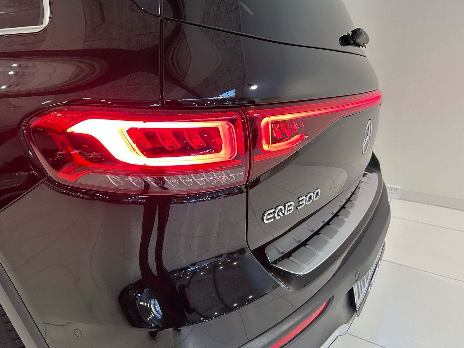 Sort Mercedes EQB300 fra 2022