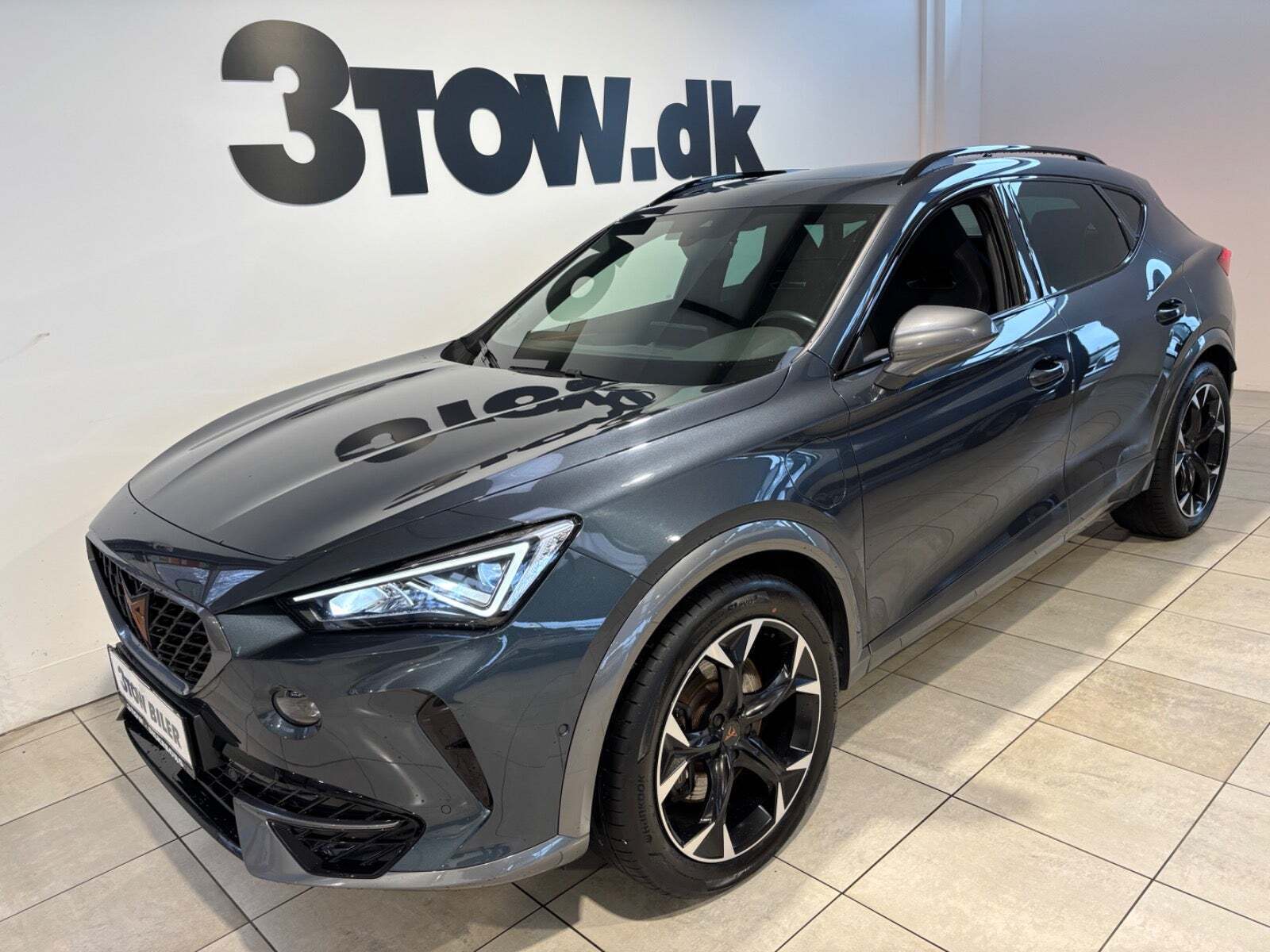 Grå Cupra Formentor fra 2022 set udefra