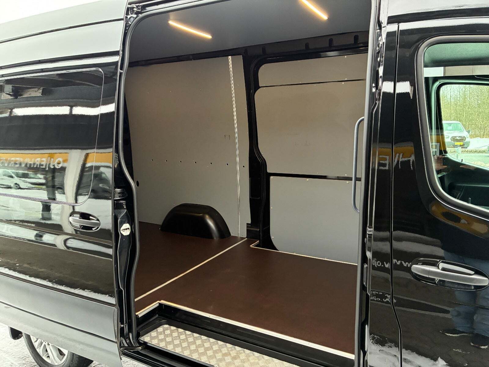 Sort Mercedes Sprinter 319 fra 2020