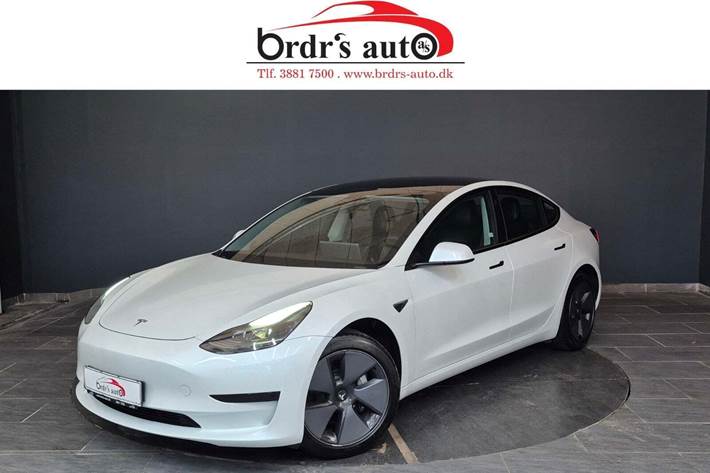 Hvid Tesla Model 3 fra 2021 set udefra