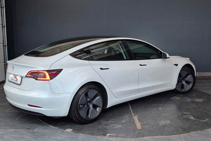 Hvid Tesla Model 3 fra 2021