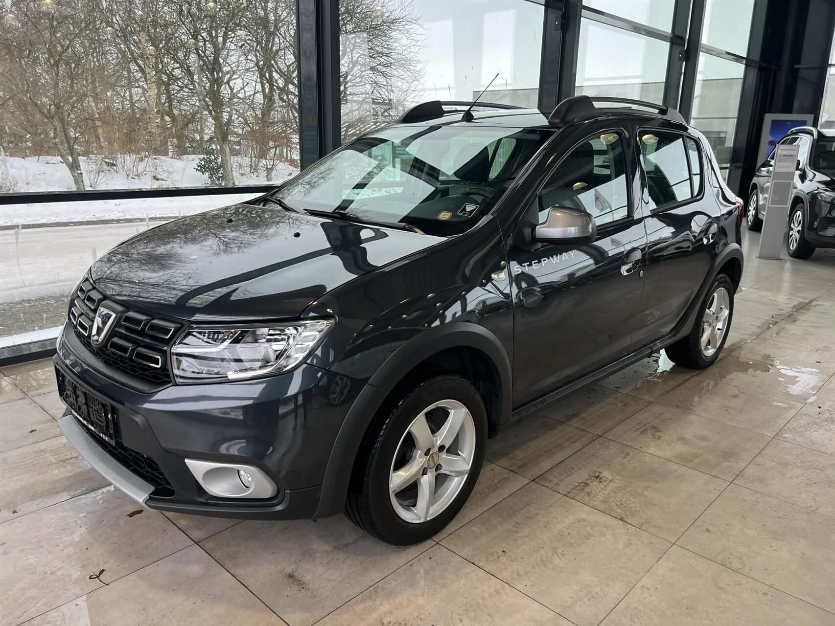 Grå Dacia Sandero fra 2020 set udefra