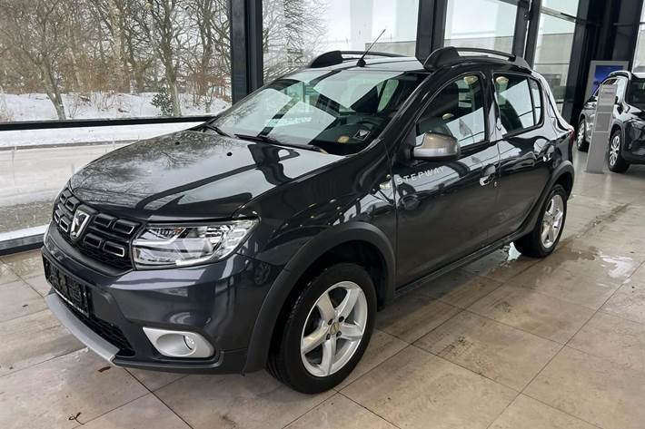 Grå Dacia Sandero fra 2020 set udefra