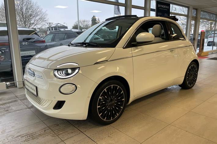 Hvid Fiat 500e fra 2023 set udefra