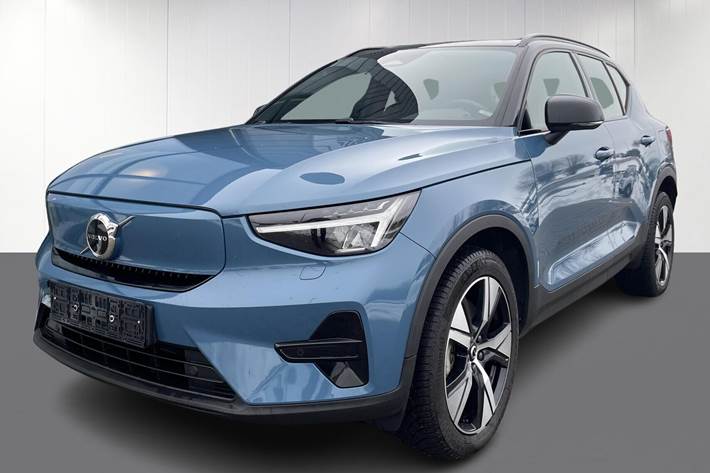 Blå Volvo XC40 fra 2023 set udefra