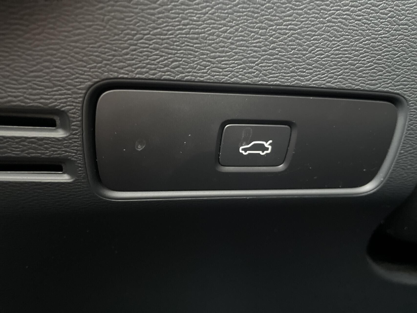 Blå Volvo XC40 fra 2023