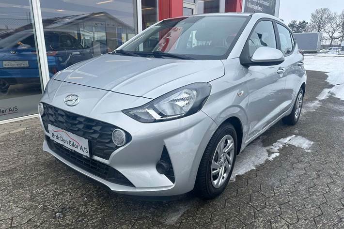 Sølv Hyundai i10 fra 2023 set udefra