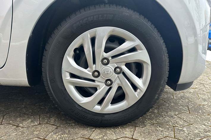 Sølv Hyundai i10 fra 2023