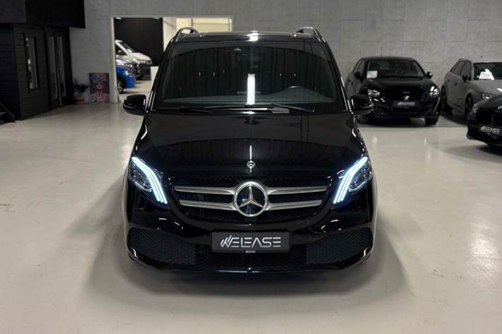 Sort Mercedes V220 d fra 2020 set udefra