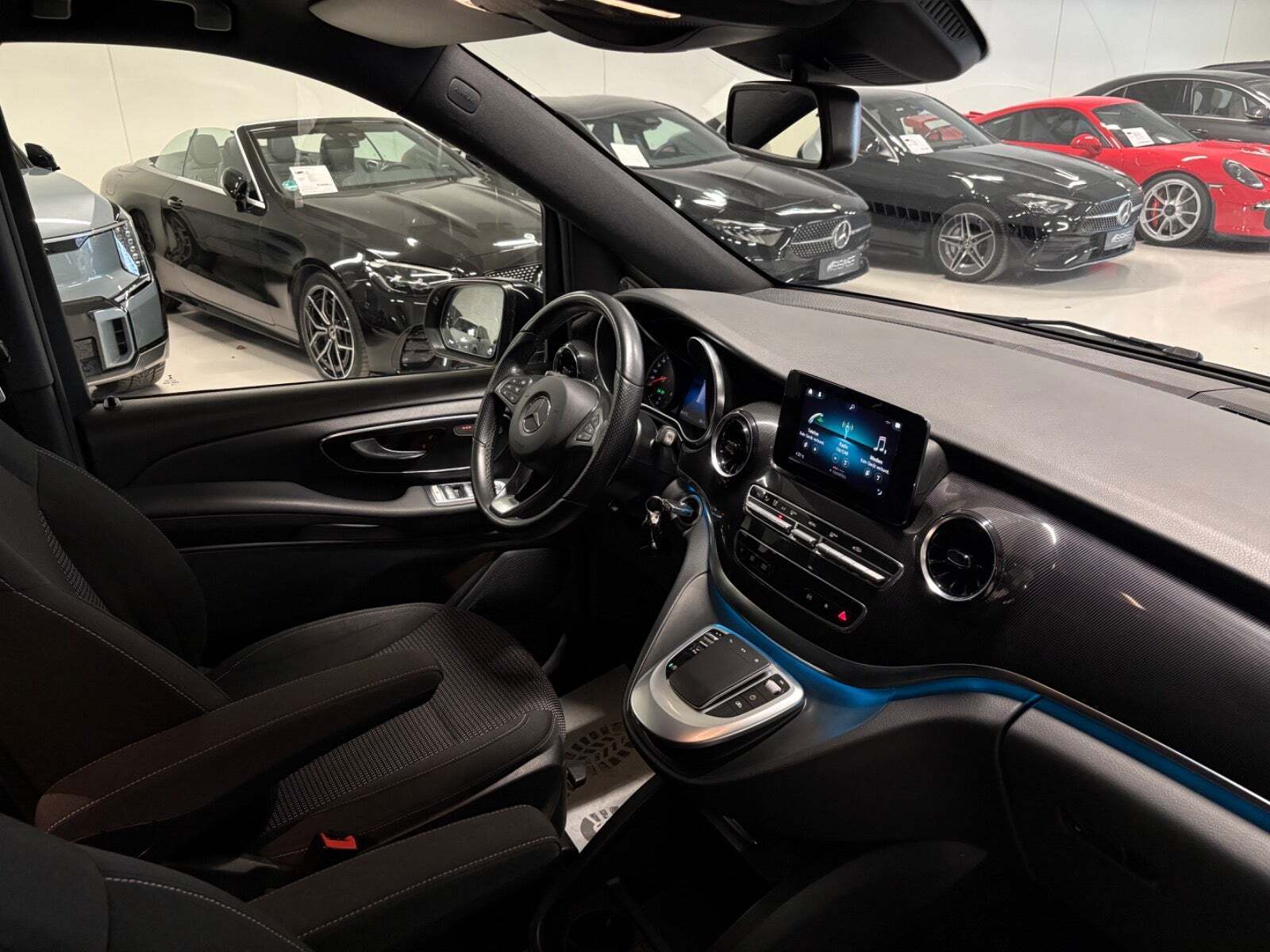 Sort Mercedes V220 d fra 2020 set indefra