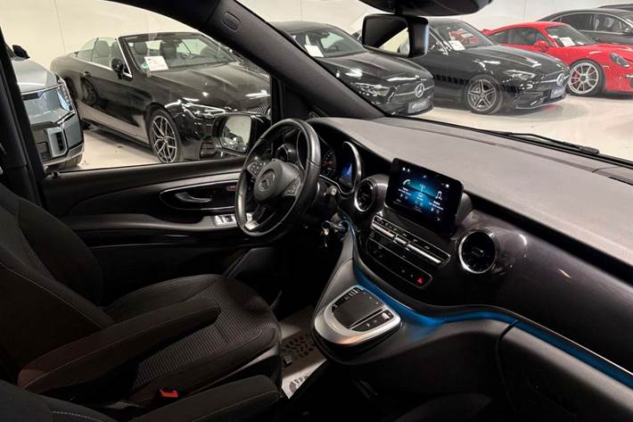 Sort Mercedes V220 d fra 2020 set indefra
