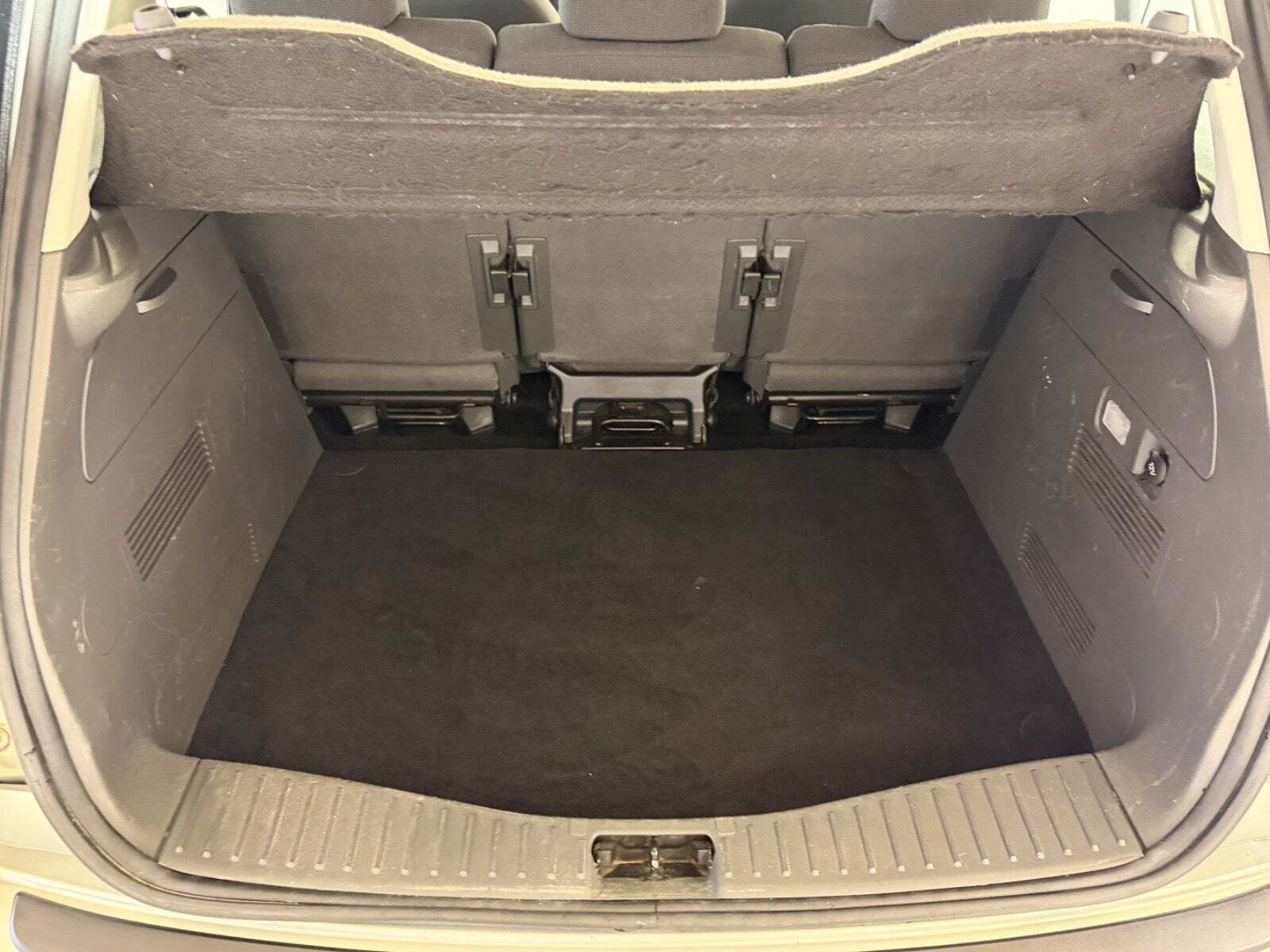 Orange Ford C-MAX fra 2010