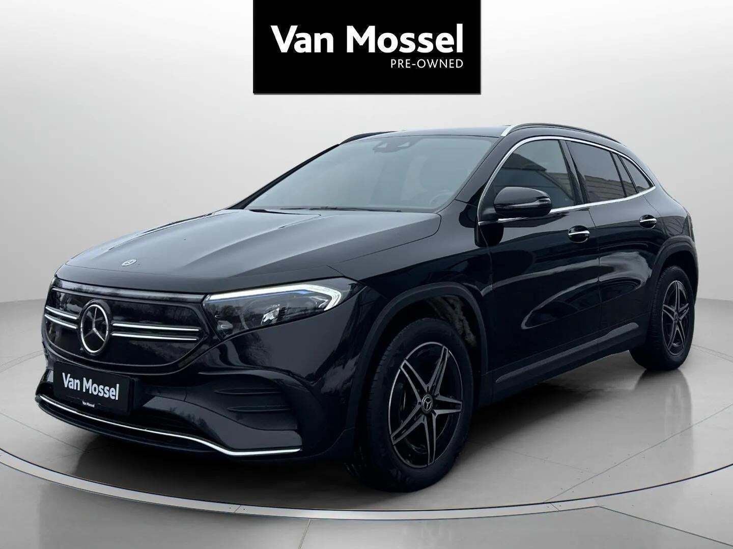 Sort Mercedes EQA250+ fra 2023 set udefra