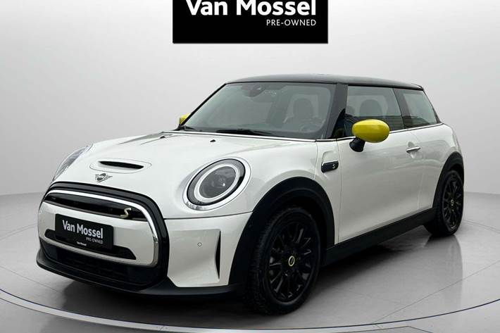Hvid Mini Cooper SE fra 2023 set udefra