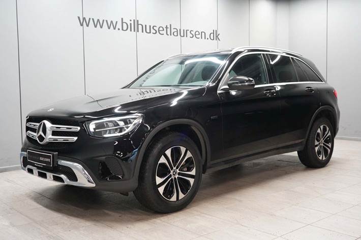 Sort Mercedes GLC300 de fra 2021 set udefra