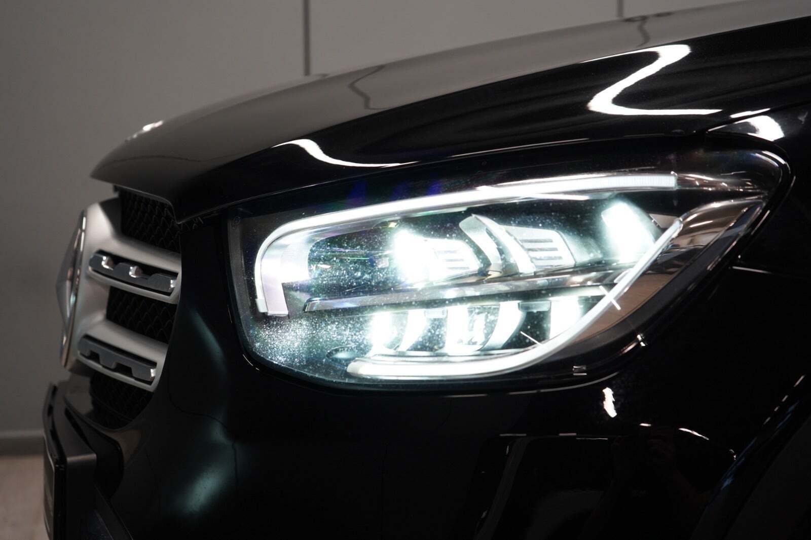 Sort Mercedes GLC300 de fra 2021