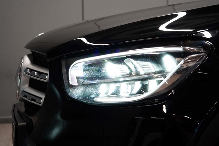 Sort Mercedes GLC300 de fra 2021