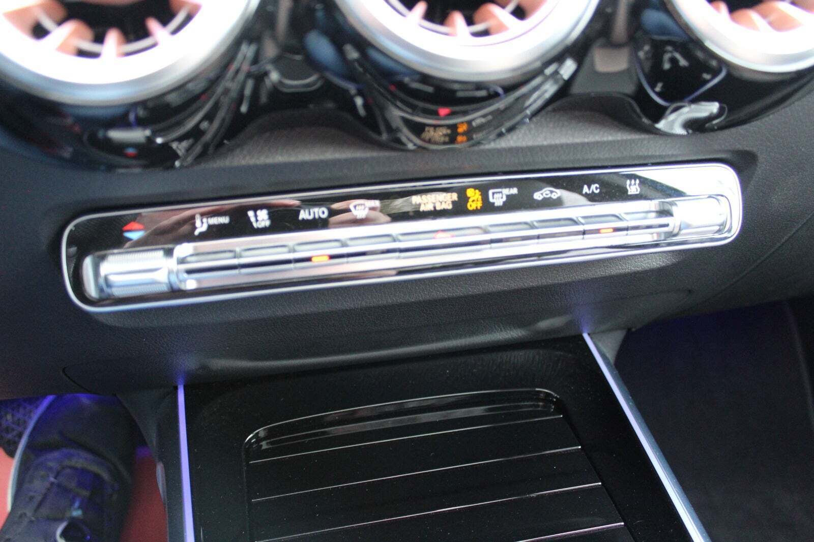 Blå Mercedes EQB350 fra 2024