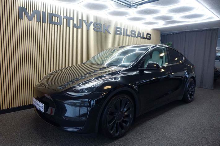Sort Tesla Model Y fra 2024 set udefra