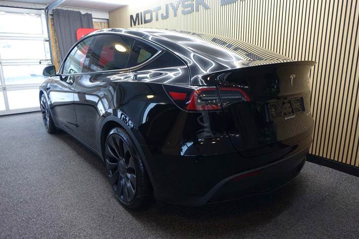 Sort Tesla Model Y fra 2024