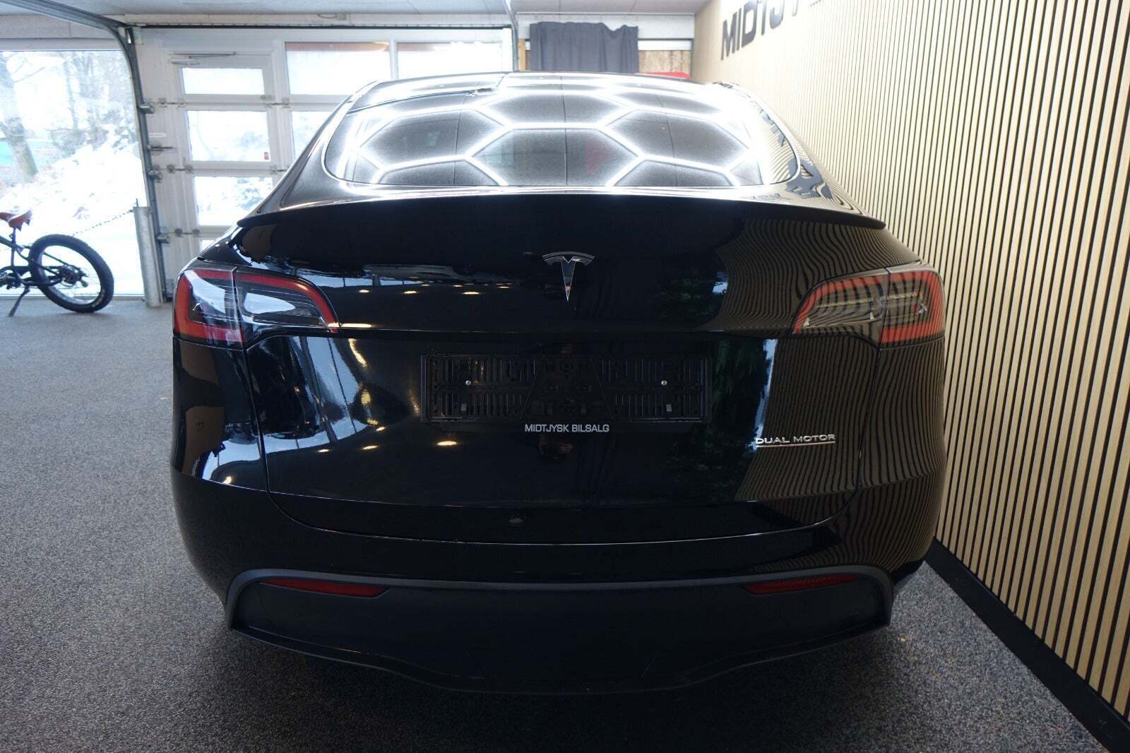Sort Tesla Model Y fra 2024