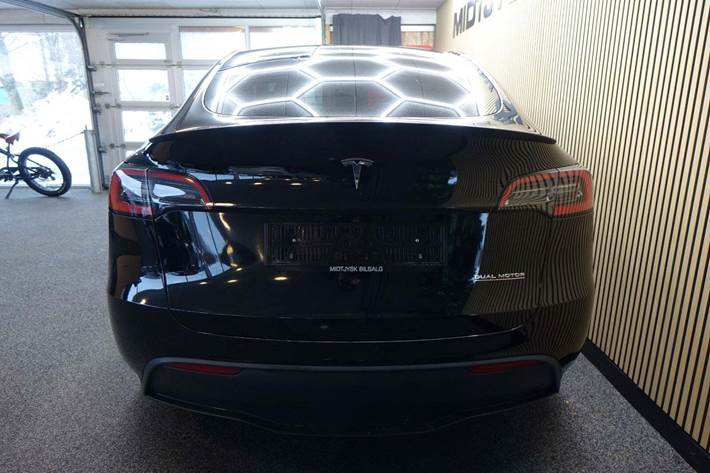Sort Tesla Model Y fra 2024