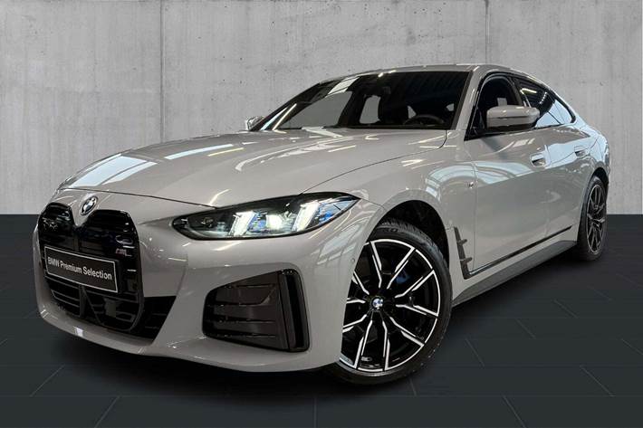 Grå BMW i4 fra 2025 set udefra