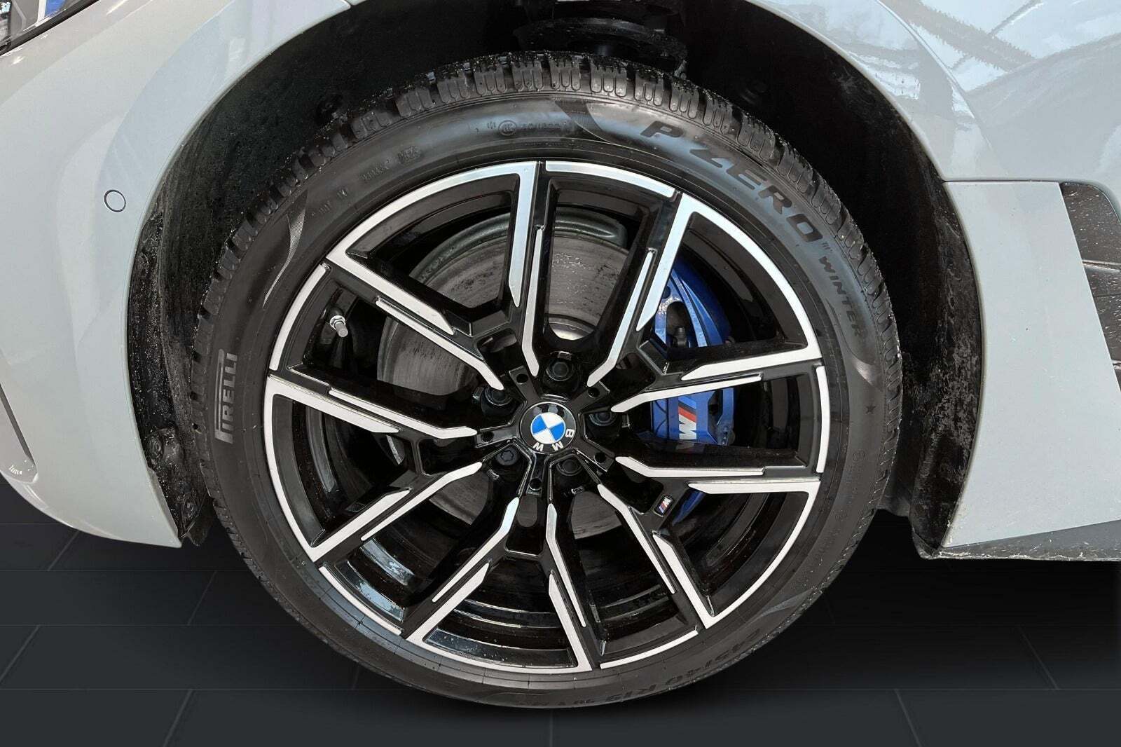 Grå BMW i4 fra 2025