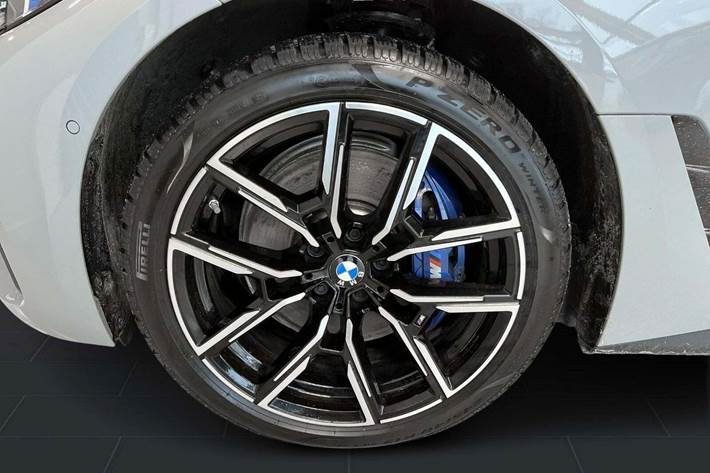 Grå BMW i4 fra 2025