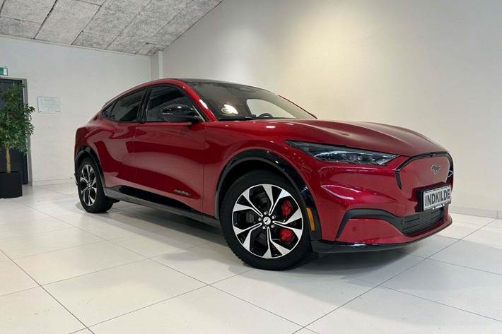 Rød Ford Mustang Mach-E fra 2023 set udefra