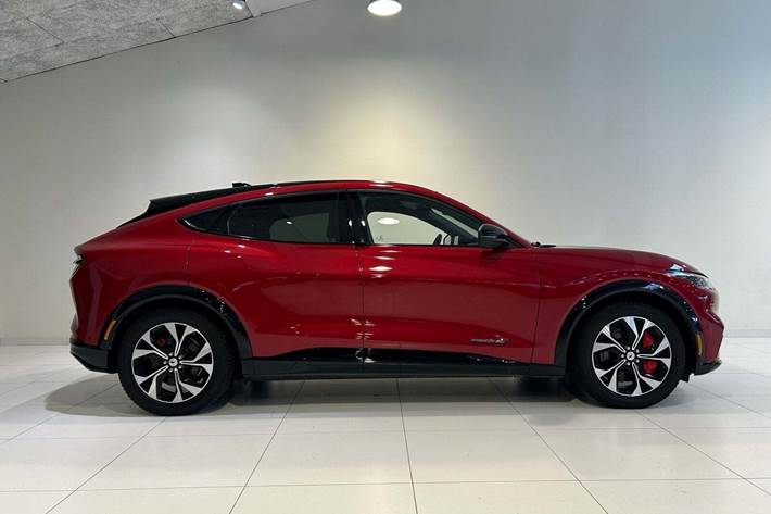 Rød Ford Mustang Mach-E fra 2023
