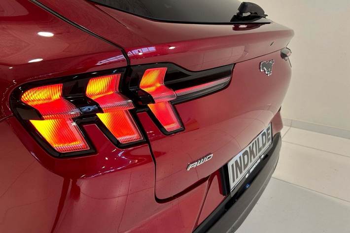 Rød Ford Mustang Mach-E fra 2023
