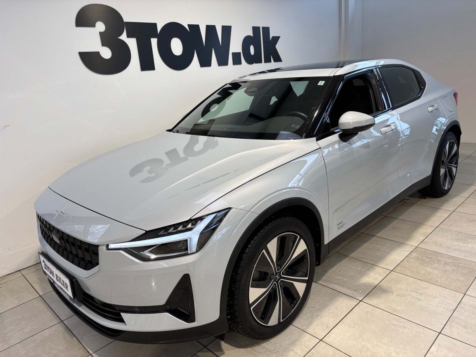 Hvid Polestar 2 fra 2023 set udefra