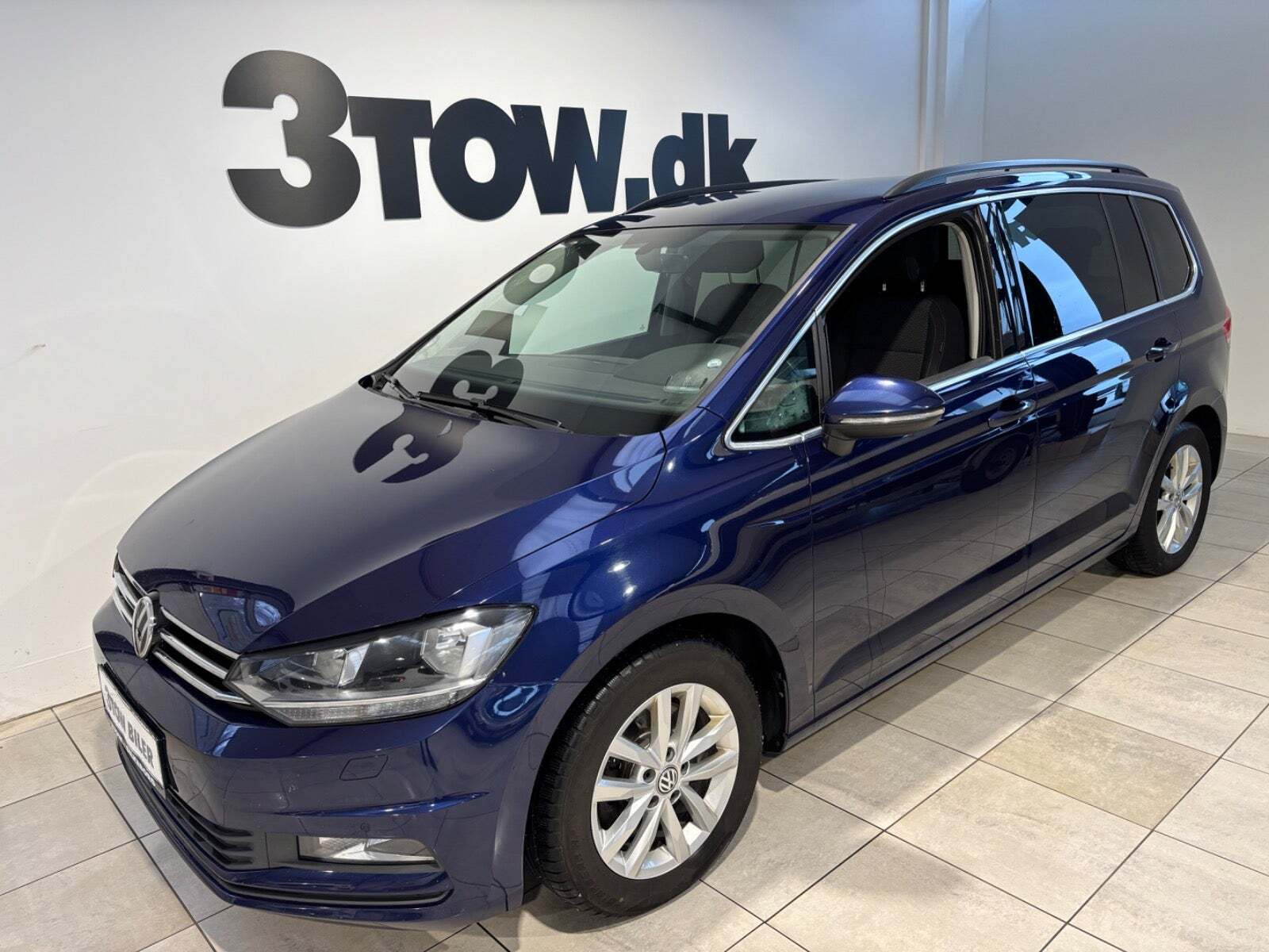 Blå VW Touran fra 2017 set udefra