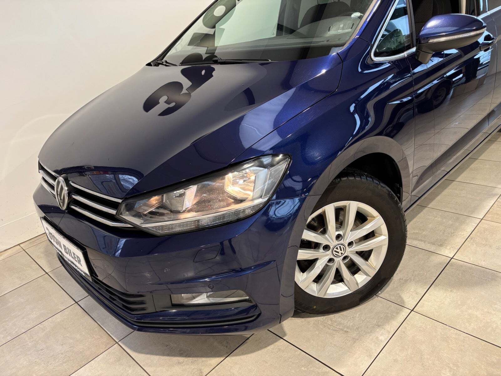 Blå VW Touran fra 2017