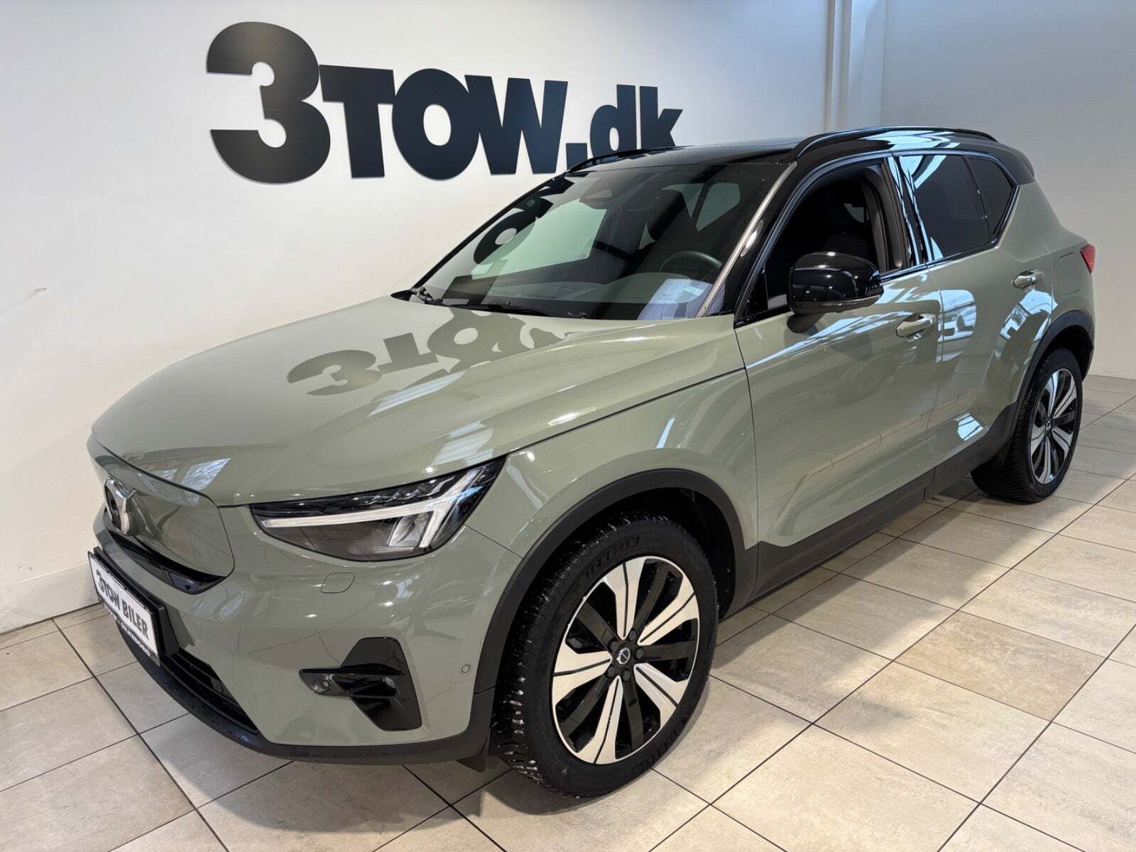 Grøn Volvo XC40 fra 2023 set udefra
