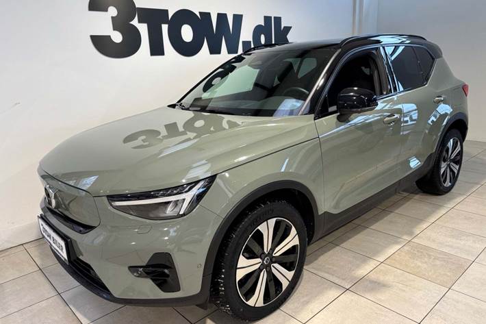 Grøn Volvo XC40 fra 2023 set udefra