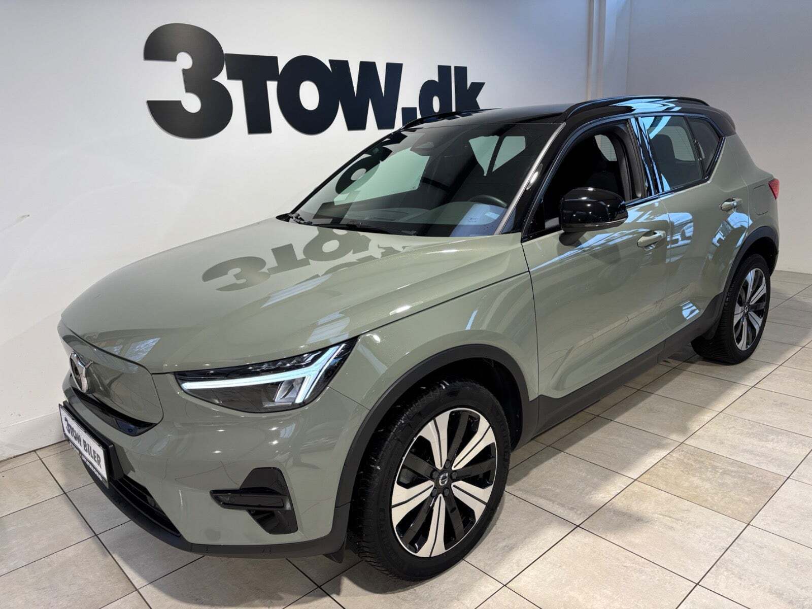 Grøn Volvo XC40 fra 2023 set udefra