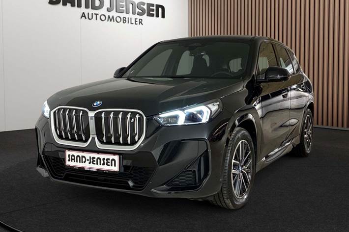 Sort BMW iX1 fra 2024 set udefra