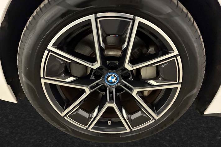 Hvid BMW i4 fra 2024