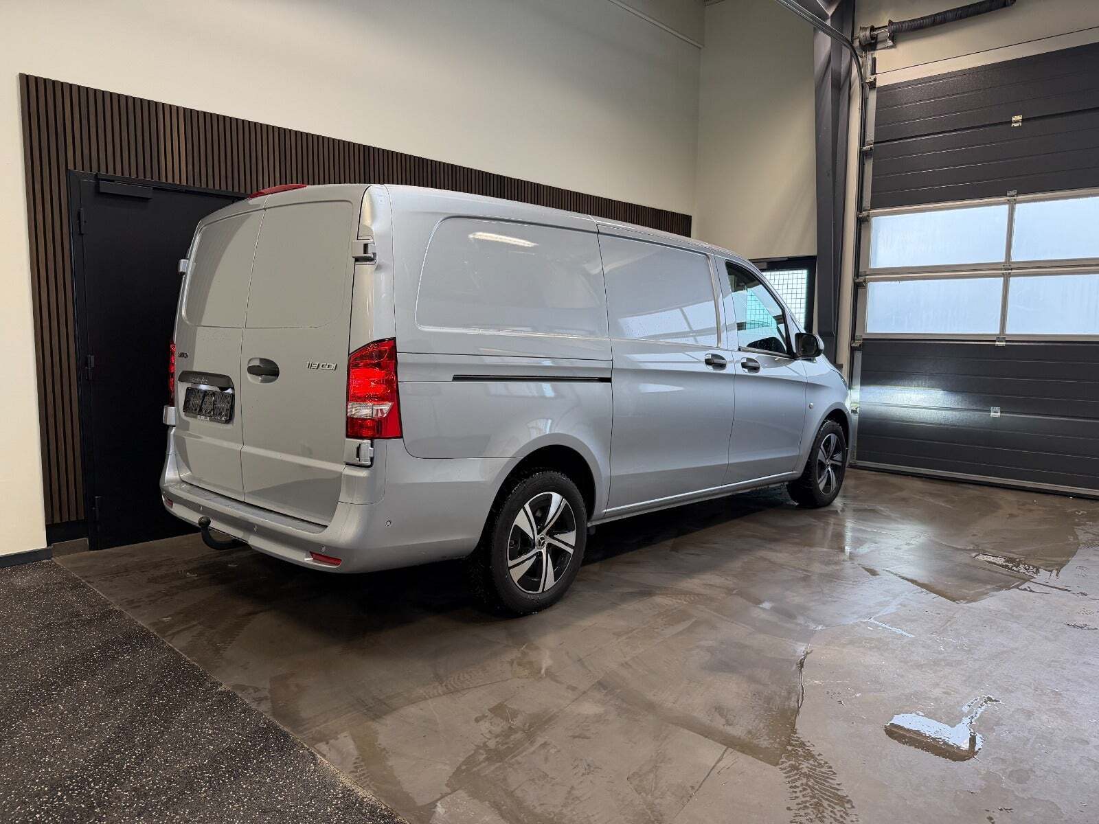 Sølv Mercedes Vito 119 fra 2024
