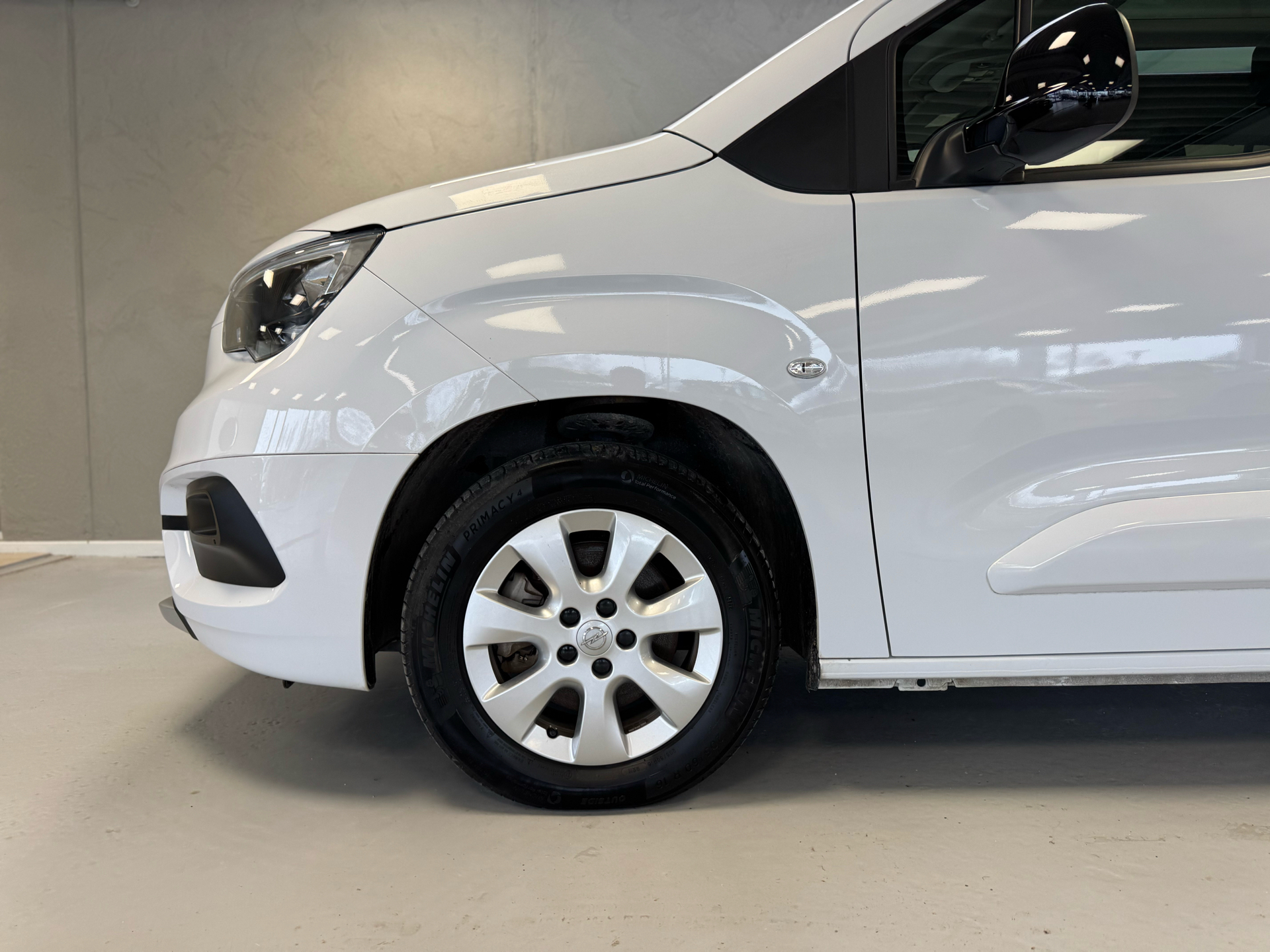 Hvid Opel Combo-e Life fra 2023