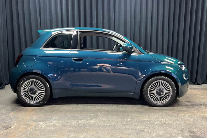 Blå Fiat 500e fra 2023