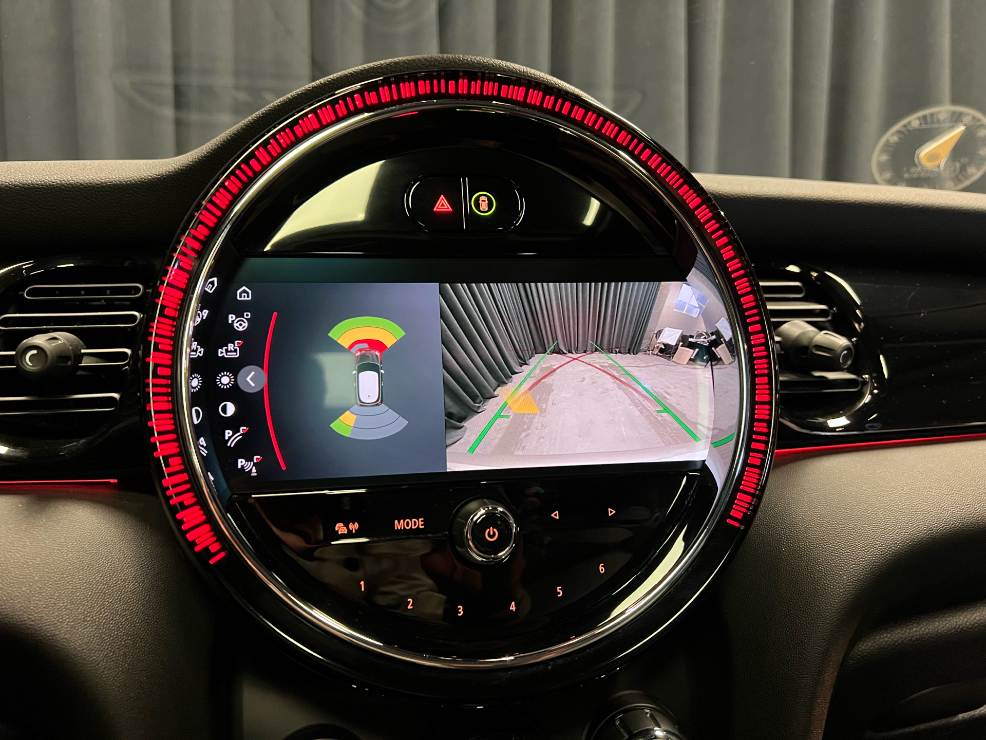 Sølv Mini Cooper fra 2023