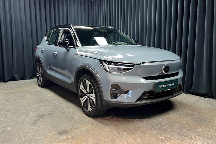 Grå Volvo XC40 fra 2023 set udefra