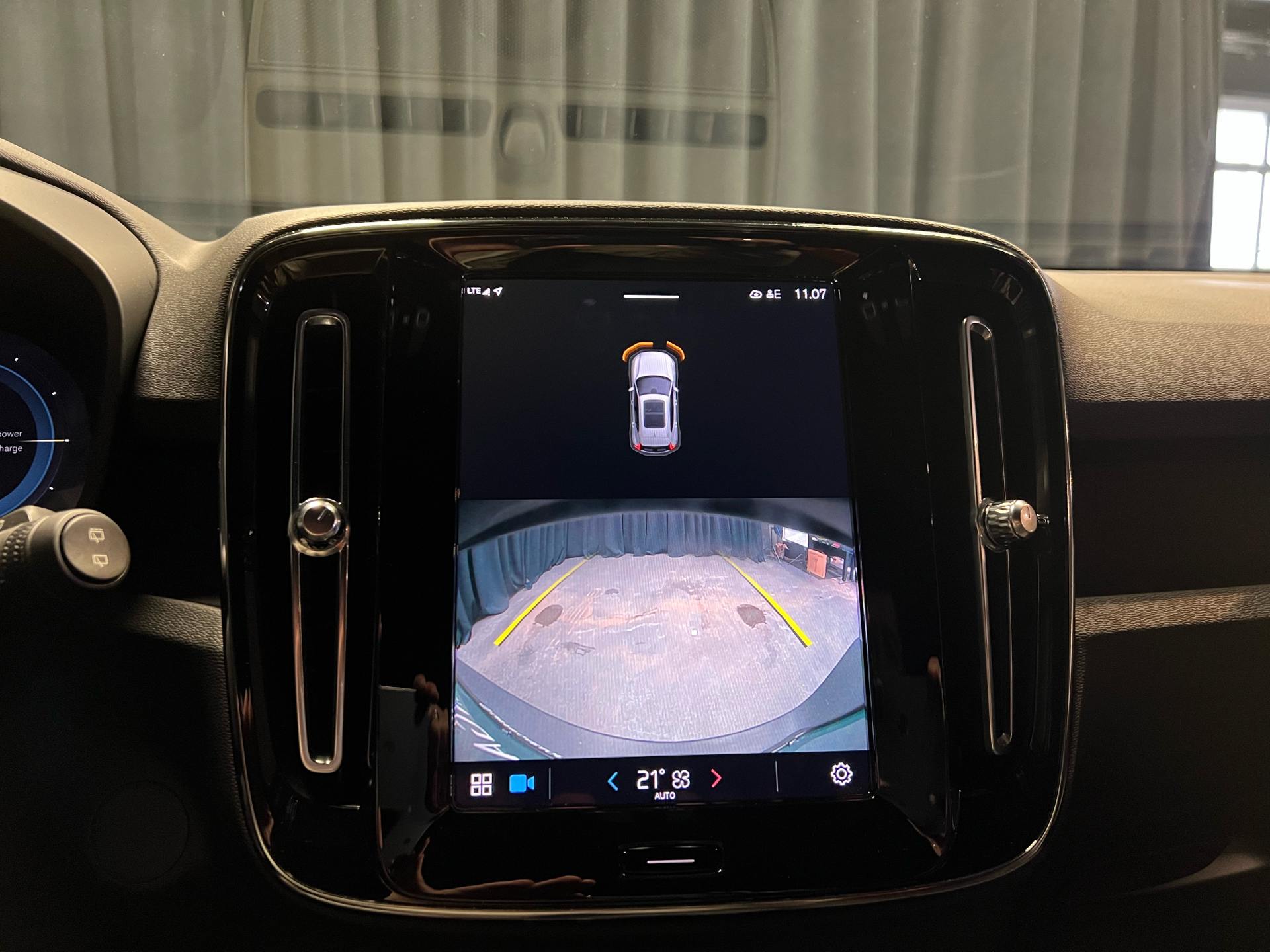 Grå Volvo XC40 fra 2023